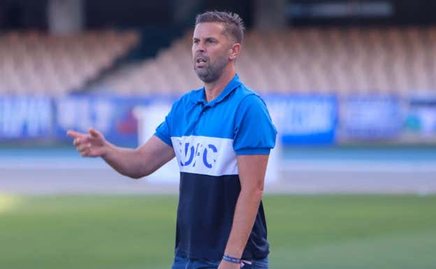 David Sánchez da instrucciones desde el banquillo de Chapín.  XEREZ DEPORTIVO