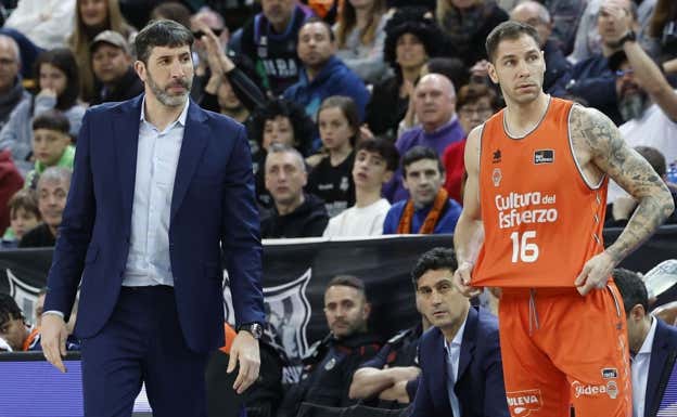 Mumbrú, cuando era entrenador de Valencia Basket.  EFE/MIGUEL TOÑA