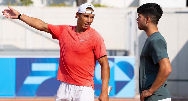 Rafael Nadal y Carlos Alcaraz durante un entrenamiento.