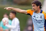 A Raúl le empujan fuera del Real Madrid… y a él le preocupa entre poco y nada