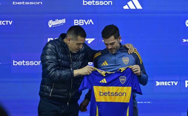 Juan Román Riquelme, presidente de Boca Juniors, entrega la camiseta del equipo a Fernando Gago. Efe