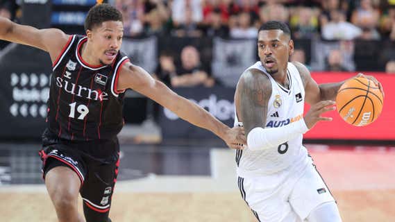 Rathan-Mayes dribla ante Melwin Pantzar en el último partido ante el Surne Bilbao Basket./Efe