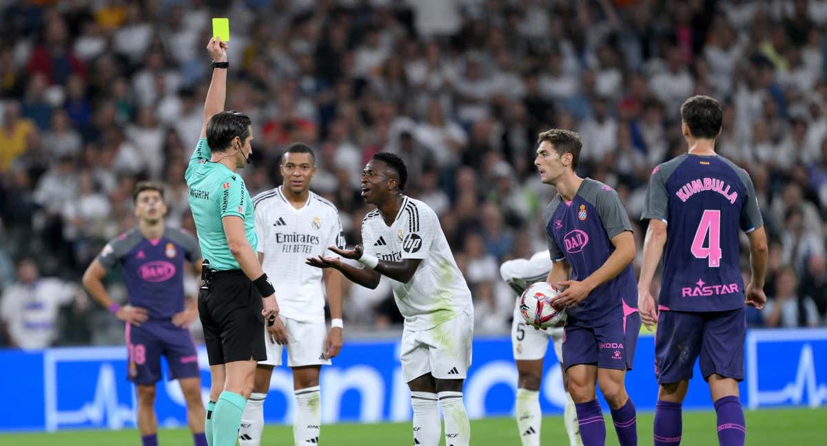 Vinicius es el jugador más amonestado por protestar esta temporada.