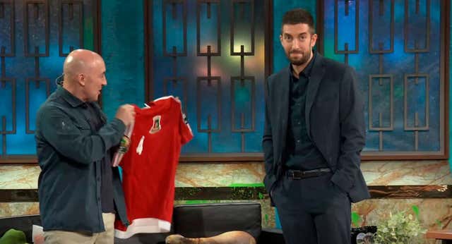 Maldini regaló una camiseta de fútbol a Broncano y Rui, su dueño, flipó en colores: «¡Oye, que sales en ‘La Revuelta!»