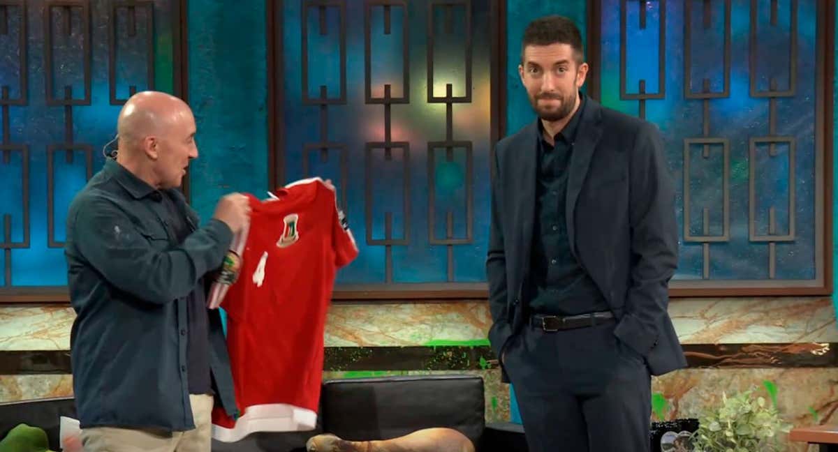 Maldini entregándole la camiseta de Rui a Broncano.