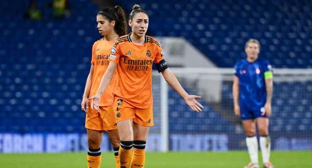 ¿Con qué camiseta debutó el Real Madrid en la Champions femenina: blanca y rosa, azul y naranja o blanca y naranja?