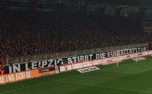En 2015, el estadio del Union Berlín se vistió de negro y exhibió su mensaje: «En Leipzig ha muerto la cultura del fútbol»  ARCHIVO