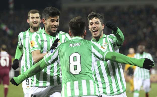 Nono, abrazado por sus compañeros en un partido de Europa League. EFE/EPA