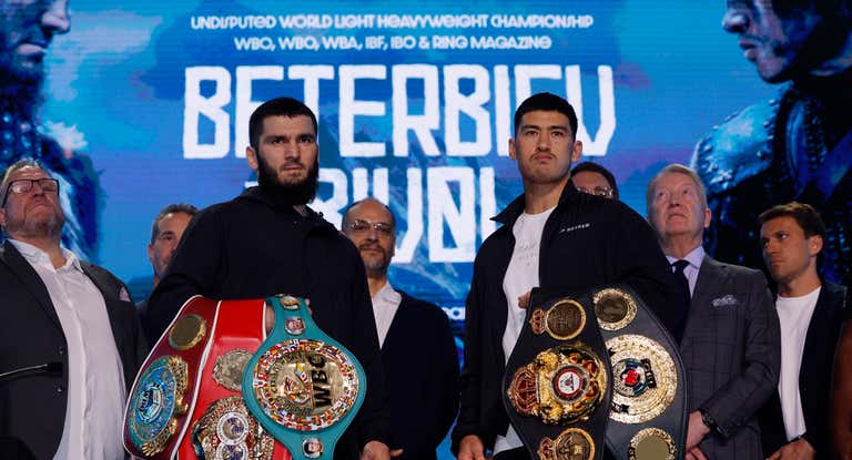 Dmitry Bivol y Artur Berterviev.