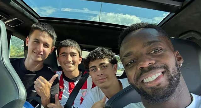 El sueño cumplido de tres adolescentes en el coche de Iñaki Williams: «Nos temblaban las piernas…»
