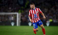 Un elogio de Simeone delante del vestuario que cambia la situación de Javi Galán: “Estaba con pie y tres cuartos fuera del club”