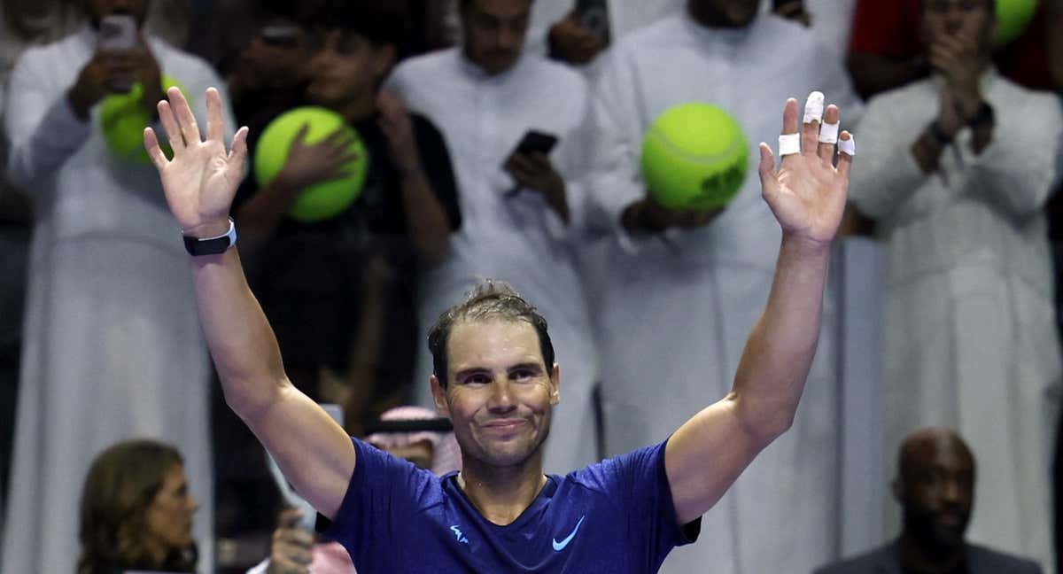 Rafael Nadal saluda a la grada tras su partido ante Alcaraz.