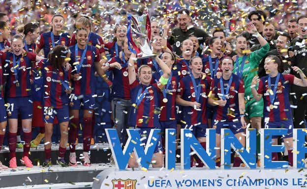 Las jugadoras del Barça levantan el título de Champions en la última final europea disputada en San Mamés.