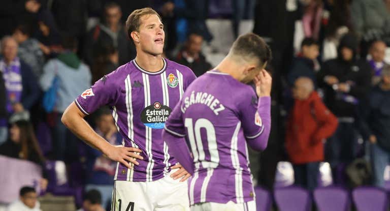 Latasa e Iván Sánchez se lamentan tras un gol encajado.