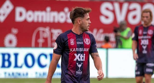 Conductor de autobús y futbolista son padre e hijo y ‘rivales’ en el Yeclano-Hércules: «Espero que vaya con nosotros»