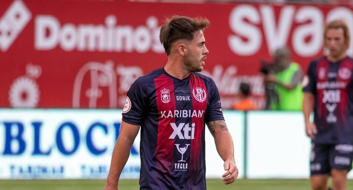 Víctor Olmedo, en un partido con el Yeclano.