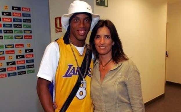 Pilar Calvo, con Ronaldinho en la zona mixta del Camp Nou. AGENCIAS