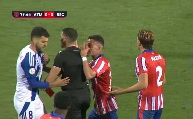 Los jugadores del Atleti protestan al árbitro. Captura FEF TV