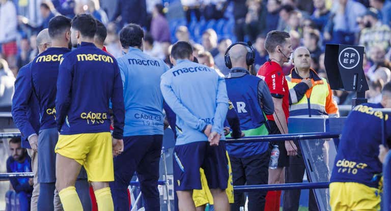 Herández Hernández revisa una jugada en el VAR en un Getafe-Cádiz de la temporada pasada.