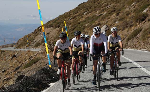 Belén López, en Sierra Nevada con las mujeres del programa Women in Bike de la RFEC.