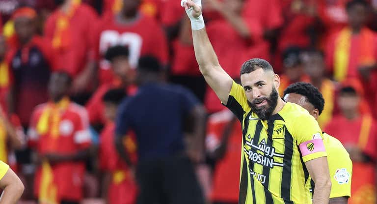 Benzema celebra su gol contra el Al-Qadsiah.