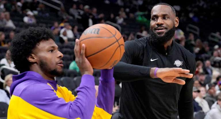 Bronny James, junto a LeBron.