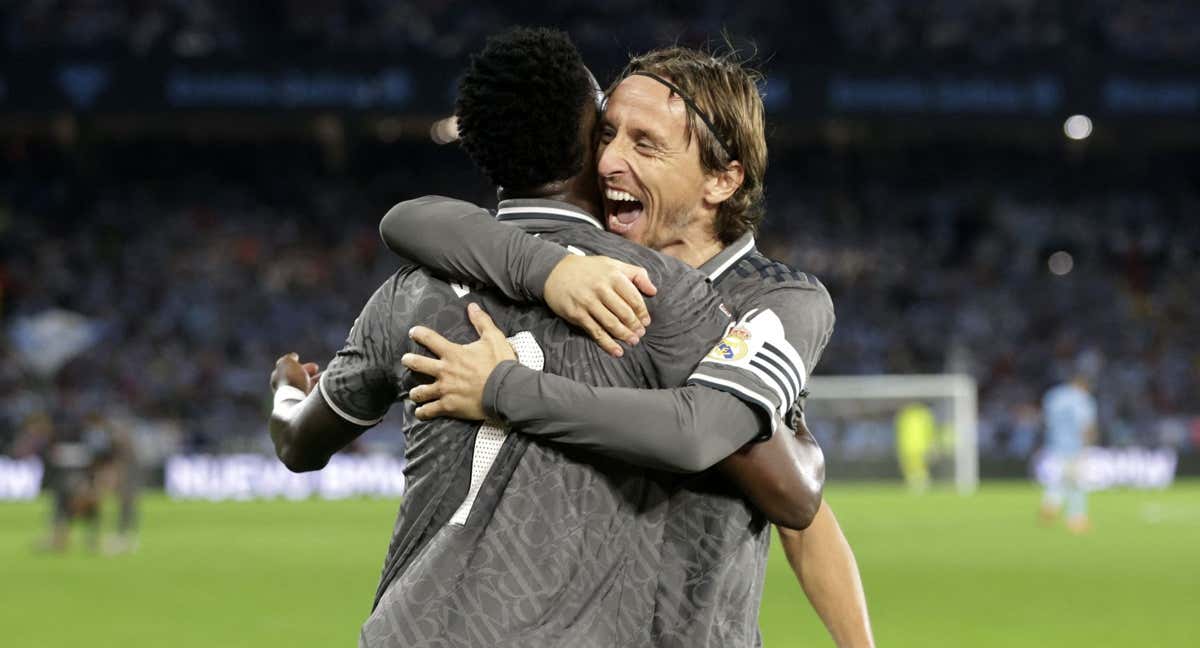 Modric abraza a Vinicius para celebrar el 1-2.