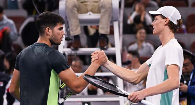Carlos Alcaraz y Jannik Sinner, el duelo del futuro que hoy se enfrenta en el partido más caro de la historia