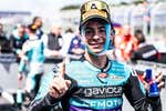El significado de la celebración de Valentino Rossi que hoy ha emulado David Alonso tras igualar su récord en victorias