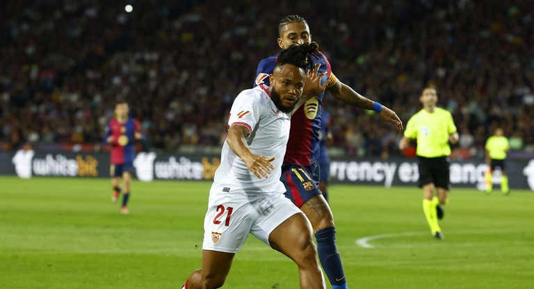 Ejuke lucha un balón con Raphinha.