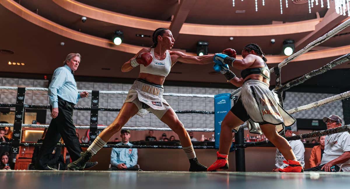 Jennifer Miranda golpea a Almengor durante su combate por el Mundial WBA Interino del peso pluma.
