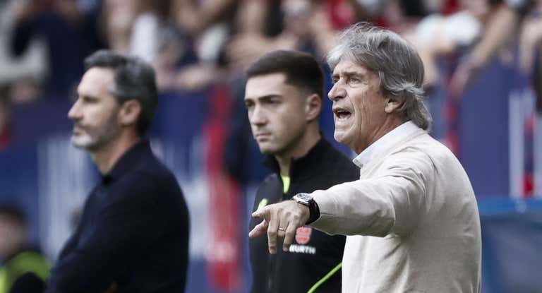 Manuel Pellegrini realiza una indicación ante Osasuna.
