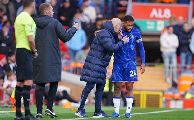 Reece James recibe instrucciones de Maresca en Anfield. Getty Images