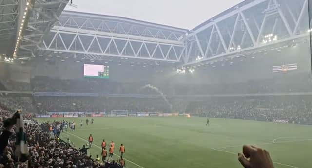 Suspendido el derbi de Estocolmo por lanzamientos de bengalas y de objetos desde las gradas