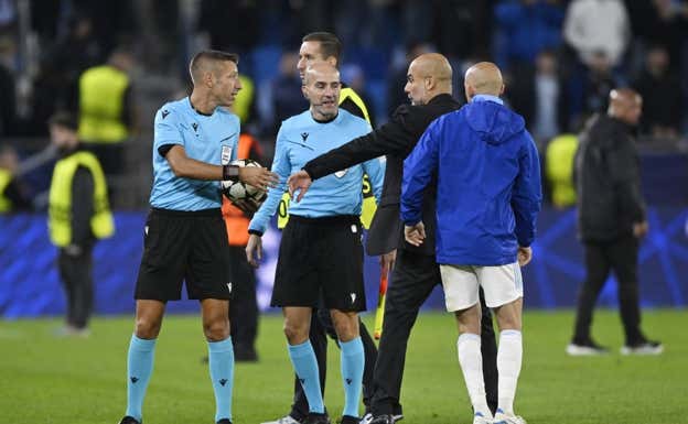 Guardiola al lado de Weiss tras el Slovan-City.  REUTERS