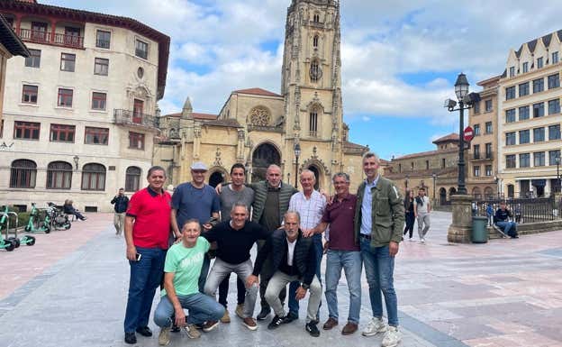 Lacatus, de rojo, con varios excompañeros en Oviedo el pasado 4 de octubre. CH.G