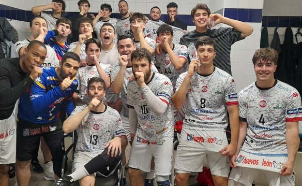 La plantilla del Ademar celebra un triunfo este curso.  ADEMAR LEÓN