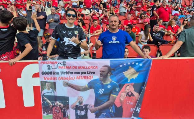 Los dos aficionados kosovares, durante el Mallorca - Rayo.