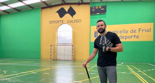El sueño de un actor cubano pasa por que un pueblo de Lugo de 4.000 habitantes empiece a jugar al béisbol: «No sé si vendrá alguien»
