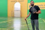 El sueño de un actor cubano pasa por que un pueblo de Lugo de 4.000 habitantes empiece a jugar al béisbol: «No sé si vendrá alguien»