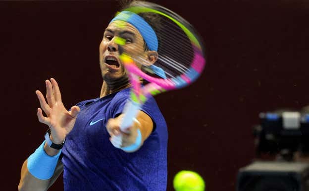 Nadal golpea una derecha durante su partido ante Djokovic en Arabia Saudí.  AFP