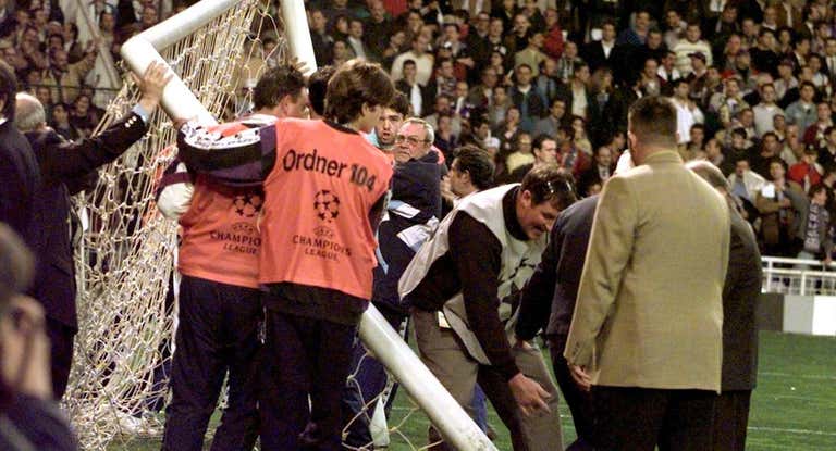 La portería del Fondo Sur del Bernabéu, caída, antes del Real Madrid-Borussia de 1998.