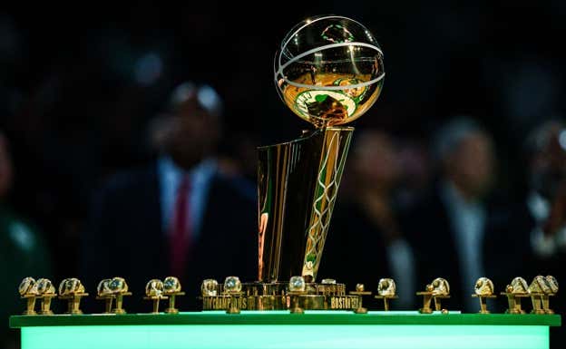 El trofeo de campeón de la NBA escoltado por los anillos de los jugadores. AFP
