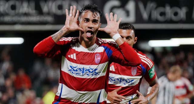 El Granada se aúpa a la segunda plaza tras remontar al Castellón con un penalti en el descuento