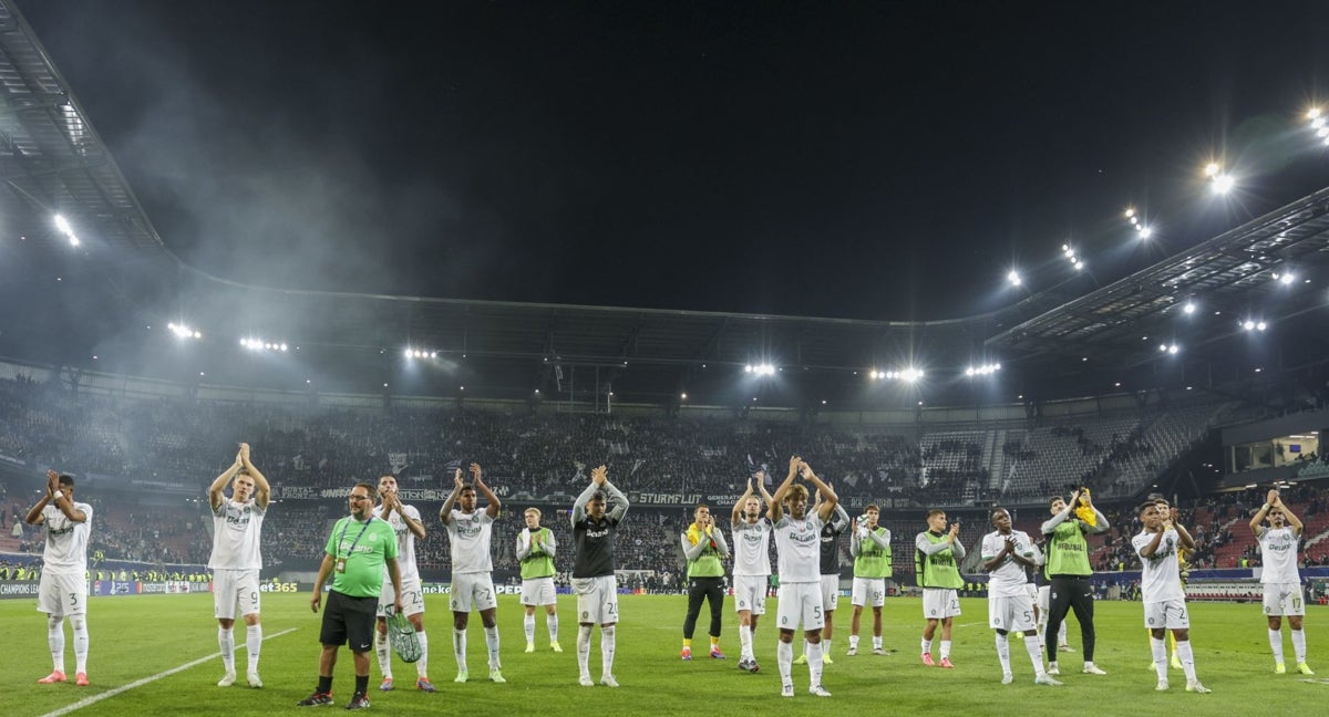Los jugadores del Sturm Graz agradecen a la afición.