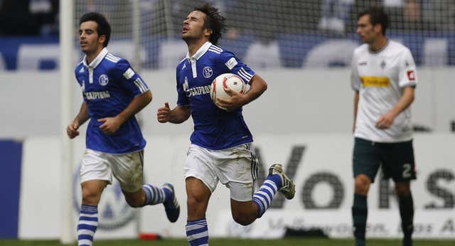 El Schalke 04, de la época dorada con acento español a malvivir en segunda: «Las puertas del club siempre estarán abiertas para Raúl»