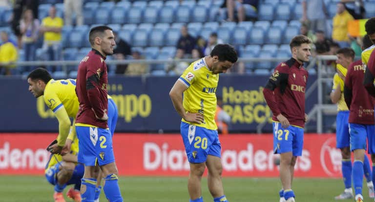 Jugadores del Cadiz, cabizbajos tras un partido.
