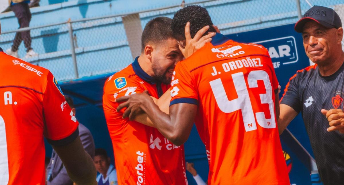 Los jugadores de El Nacional celebran uno de los goles contrael Runa.