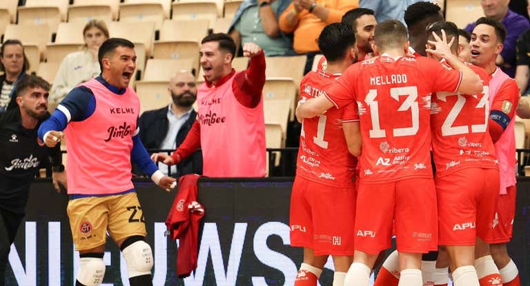 Los jugadores del conjunto cartagenero celebran su primer triunfo europeo y la clasificación para la siguiente fase de la UEFA Futsal Champions League.
