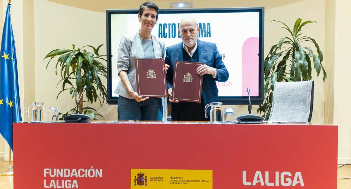 La ministra Elma Saiz y Javier Tebas firman el convenio contra el odio en el fútbol.